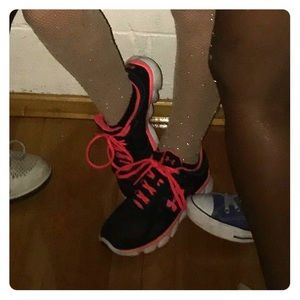 Pink and black under armour tennis shoes